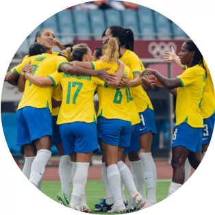 Fãs de futebol feminino americano em um estádio da copa do mundo apoiando a  equipe nacional