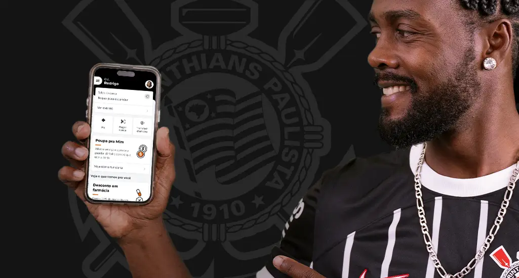 torcedor do Corinthians segurando no peito a camisa do Timão